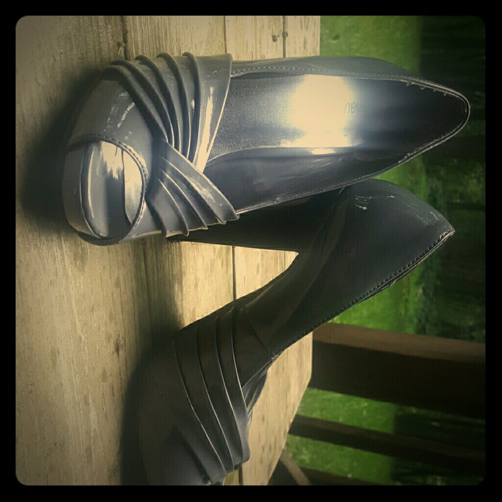 Maurices Gray peep toe heels